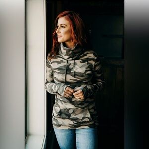 Chelsea DeBoer pullover